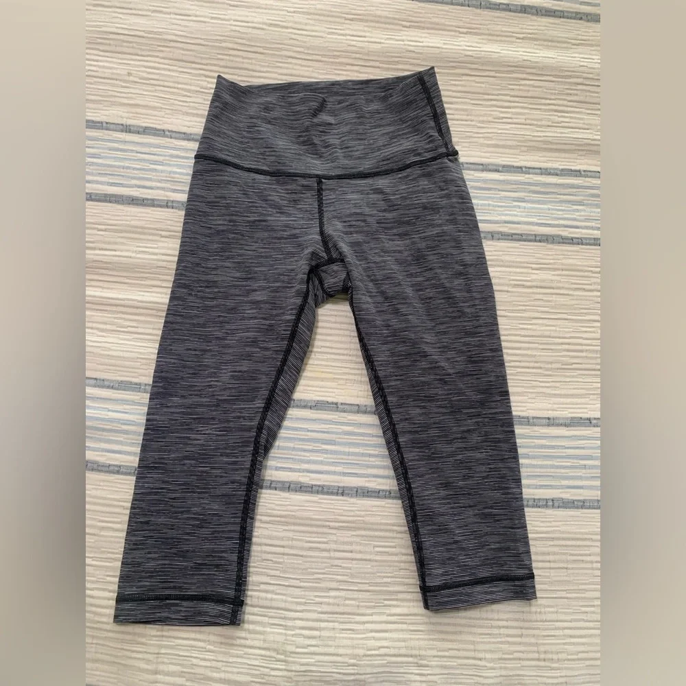 Lululemon Gray Capri with‎ inside pocket